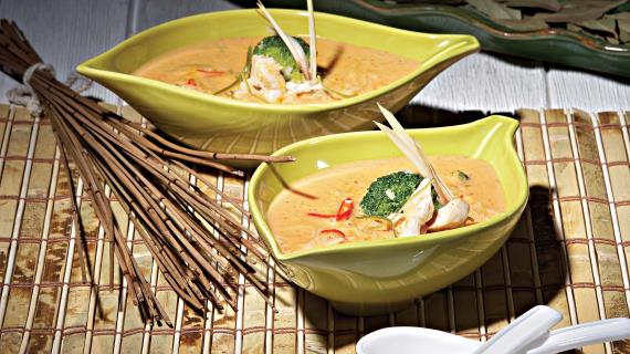Тайский суп с курицей и овощами - фото